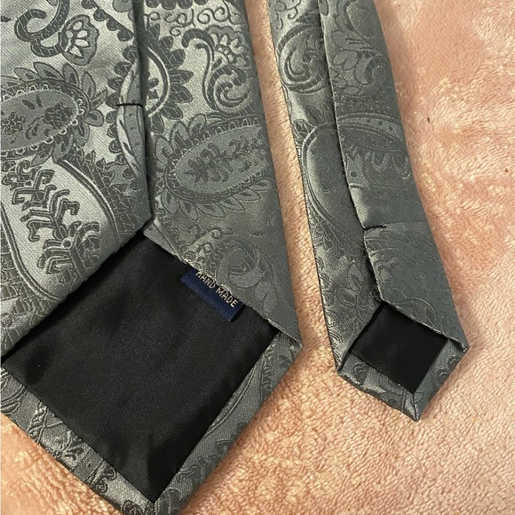 Elegant Gray Paisley Men's Tie - Picture 6 of 7